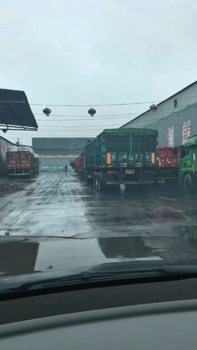 20多年有机肥厂家，下雨天也不耽误装车发货，用有机肥料选大厂家 做到了售前有服务，售后有保障。感谢每一位新老客户的支持与信任😃