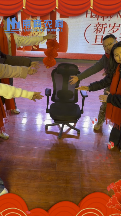 🎇 元旦快乐，温暖相伴 🎇时光匆匆，感恩 2025 年每一份支持与陪伴！从猪场到工厂，南商农科的成长，离不开每一位合作伙伴与家人的信赖！2026 年，我们将继续以贴心服务和硬核设备，陪您一路前行，养殖